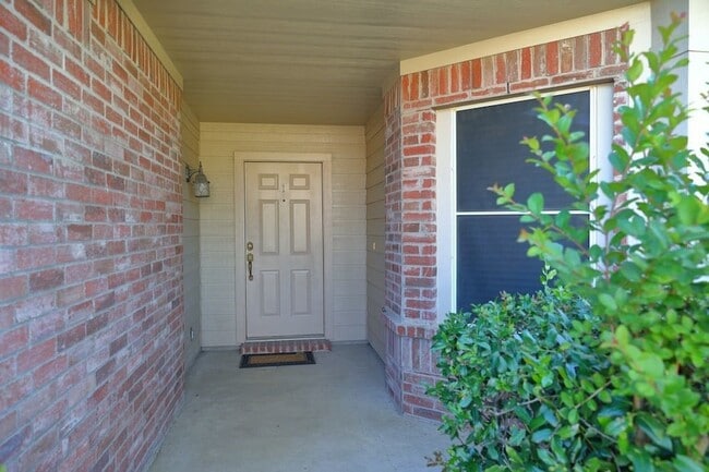 Building Photo - 2900 Bluffs Ct