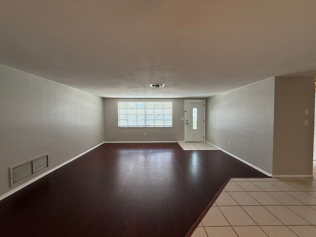Building Photo - Available Now! Beautiful Single Family Por...