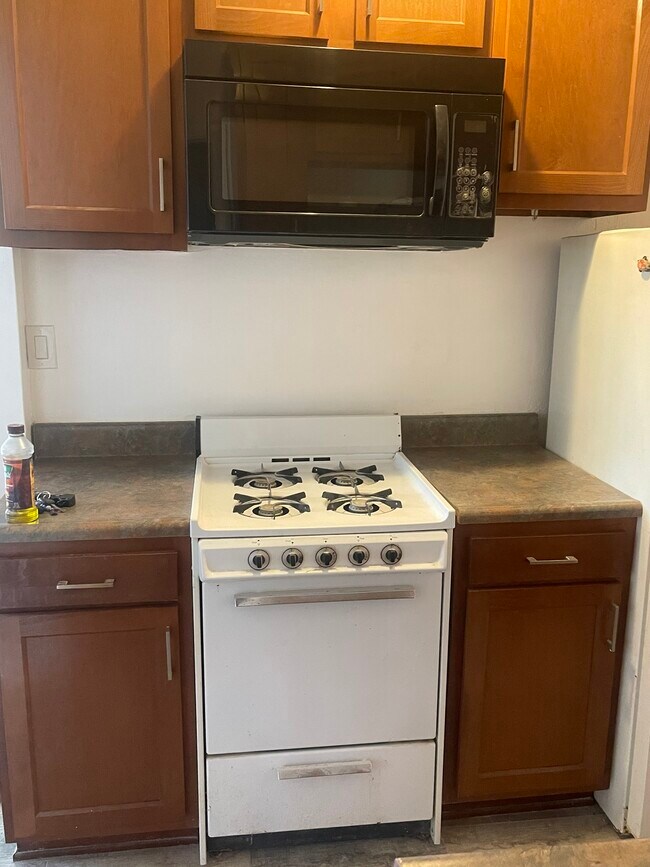 Stove in kitchen - 1118 N Norman Ct