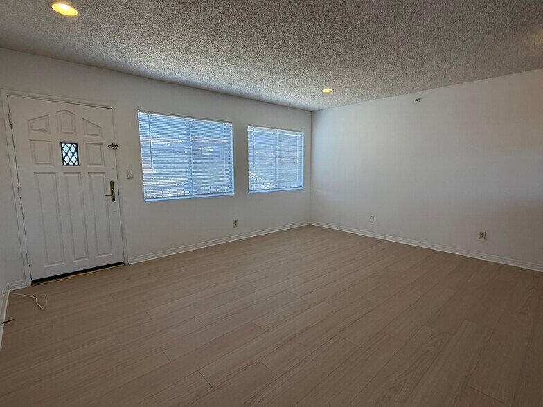 Building Photo - 4553 W 116th St