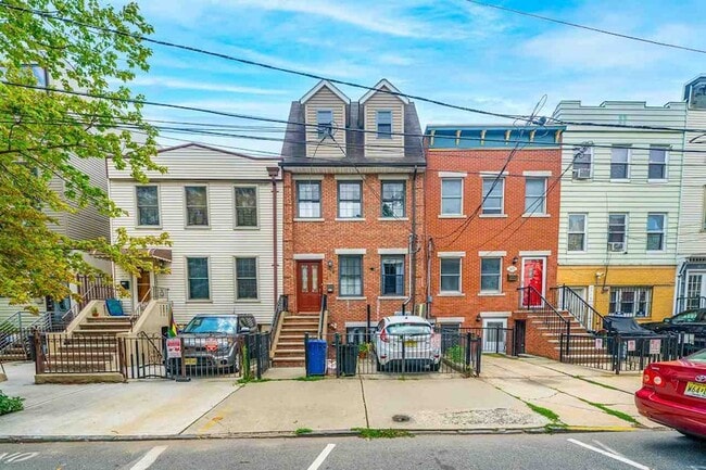 Building Photo - 313 4th St