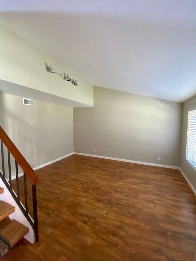 Building Photo - East Ventura - Three bedroom Townhome in R...