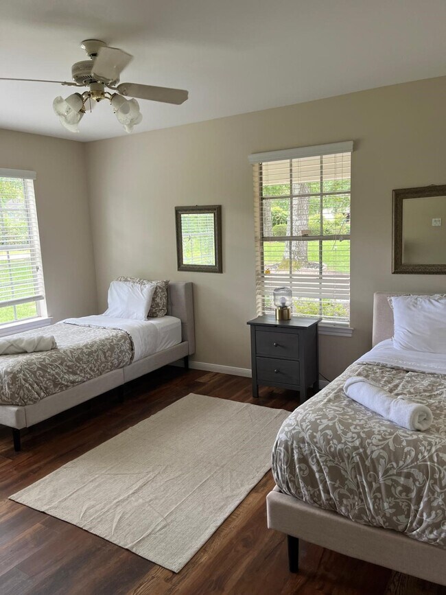 Building Photo - 8402 Matthews Ln