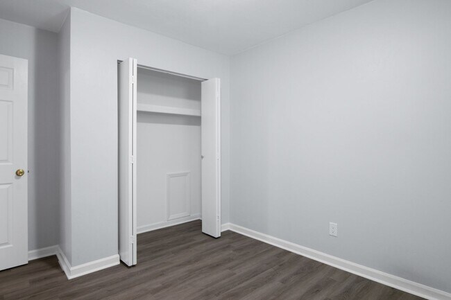 Building Photo - 4 Bed/2 1/2 Bathroom On Bus Line Undergrads Pets