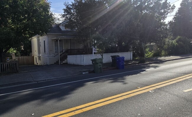 Primary Photo - 1 Bedroom Walking Distance to Downtown and...