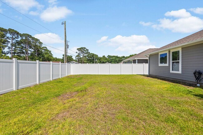 Building Photo - Freeport/Niceville Beauty!