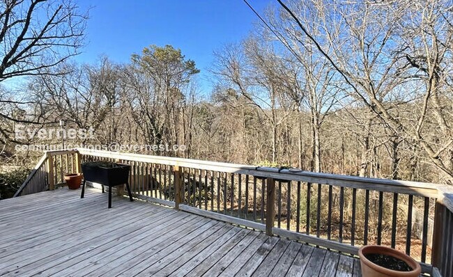 Building Photo - 3 Bed, 2 Bath Home with Fenced Yard / Pet-Friendly / Available Now!