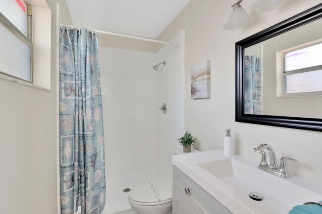 Building Photo - Remodeled Pool Home in the Heart of Brandon, FL