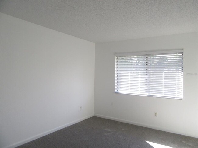 Building Photo - 20224 Tappan Zee Dr