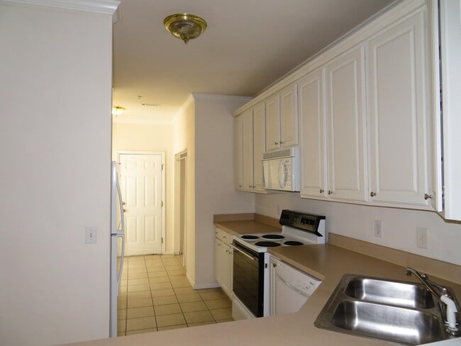Building Photo - 8809 Fairview Bluff