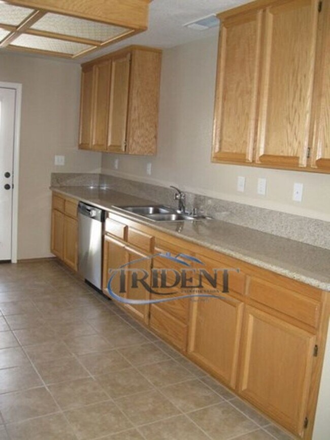 Building Photo - 3 bedroom, 2 bath half-plex/duplex