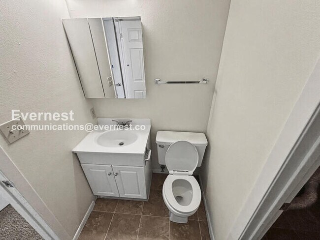 Building Photo - 5 Bed, 2.5 Bath Home with Fenced Yard & Garage / Available Soon!