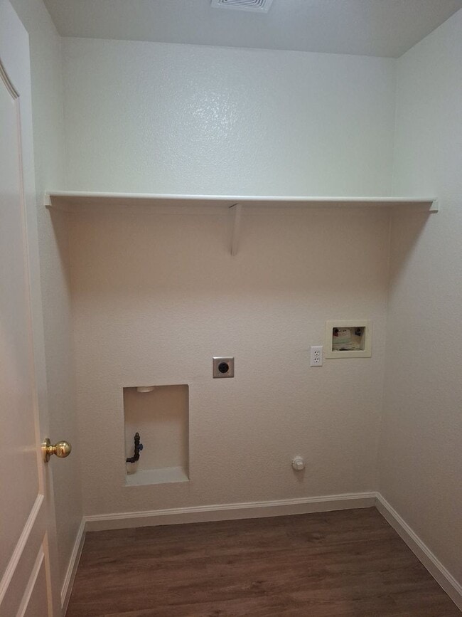 Building Photo - Lincoln Crossing, 2 Story 4 Bedroom, 2.5 bath, 2225sqft, Access to Clubhouse Pool & Amenities, Cu...