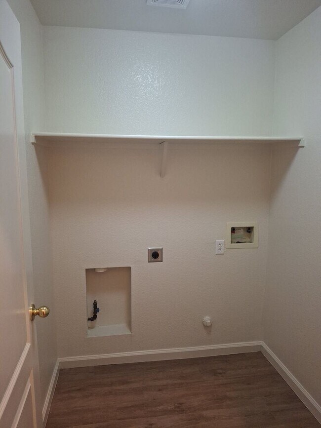 Building Photo - Lincoln Crossing, 2 Story 4 Bedroom, 2.5 bath, 2225sqft, Access to Lincoln Crossing Clubhouse Poo...