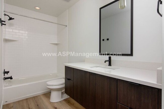 Building Photo - Salt Lake- High-End  3 bed, 3.5 bath Condo