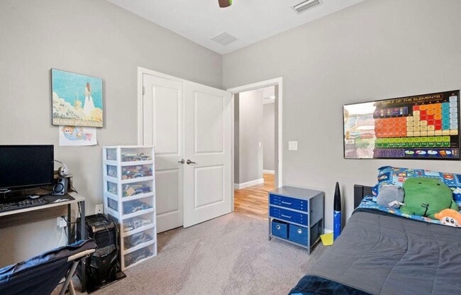 Building Photo - Solar-Powered 4BR Home Near Eglin & Hurlburt AFB– Fort Walton Beach!