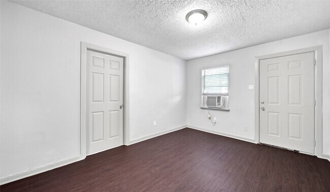 Building Photo - 2503 Delano St