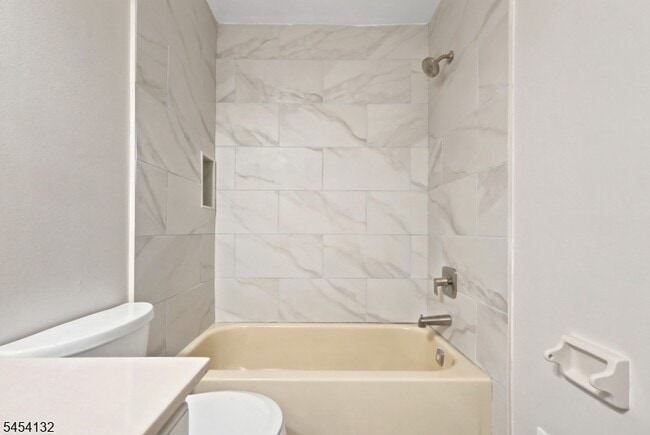 Building Photo - 703 Porter Way W