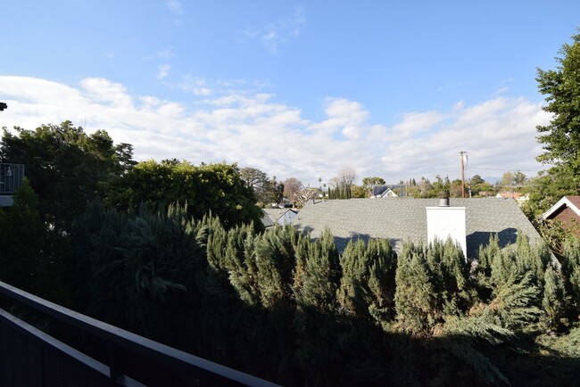 Building Photo - 15049 Burbank Blvd