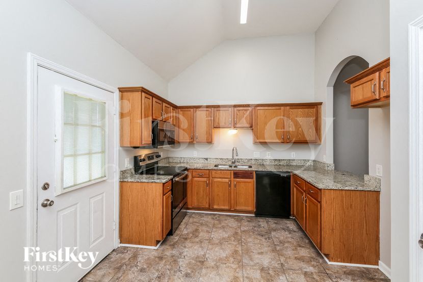 Building Photo - 8595 Shady Elm Dr