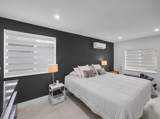 Building Photo - 520 NE 135th St