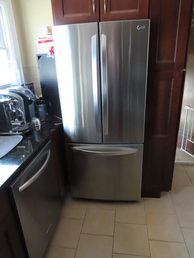 Building Photo - 1157 Beaconsfield Ave