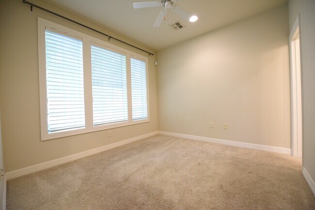 Building Photo - Beautiful 3-Story Lakewood Townhome!