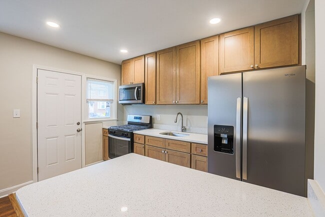 Building Photo - 3 BR 1-1/2 Baths MUST SEE- ACCEPTING HOSUING VOUCHERS!