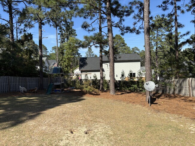 Building Photo - 420 Lake Forest Dr SE