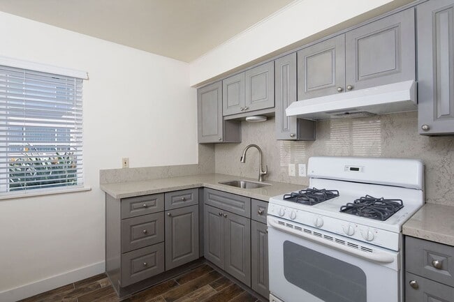 Building Photo - OPEN HOUSE: 12/13 1-2PM ~ Studio in La Jolla ~ 1 MILE from Beach!