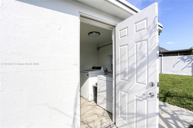 Building Photo - 3305 SW 2nd St