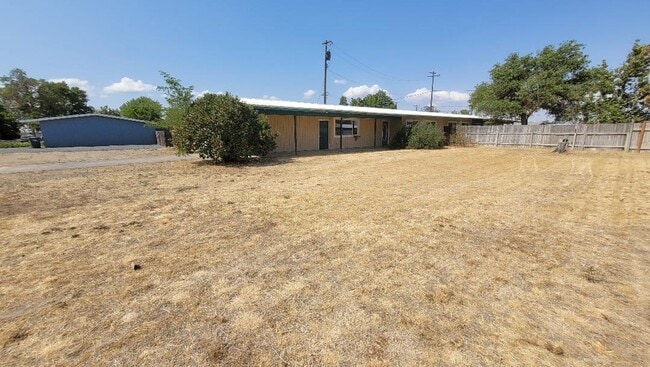 Building Photo - 3 bedroom 1 bath with den and garage