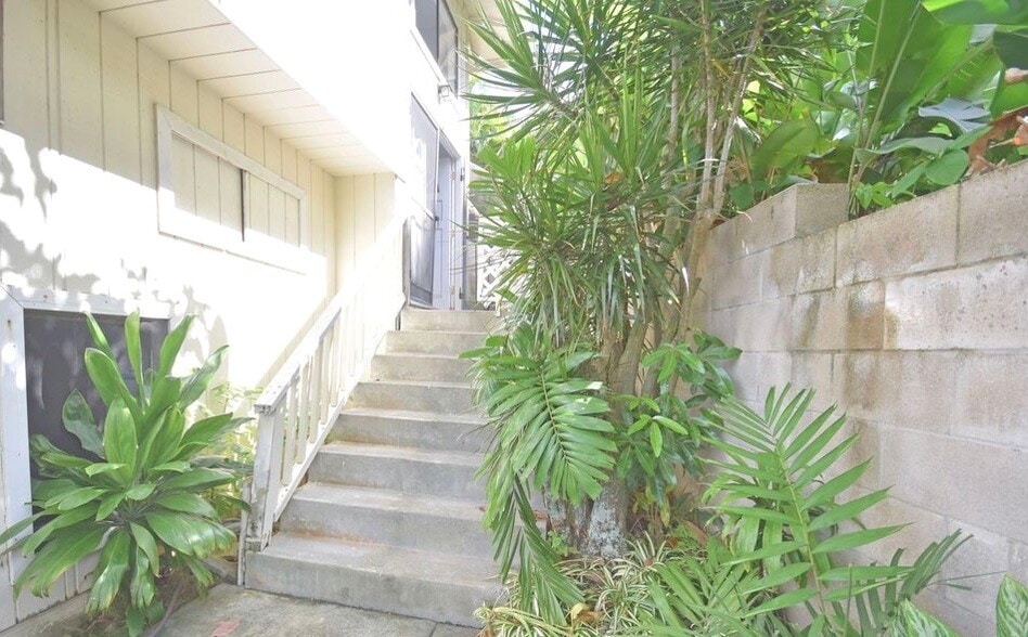 Entrance - 44 -124 Ikeanani Dr