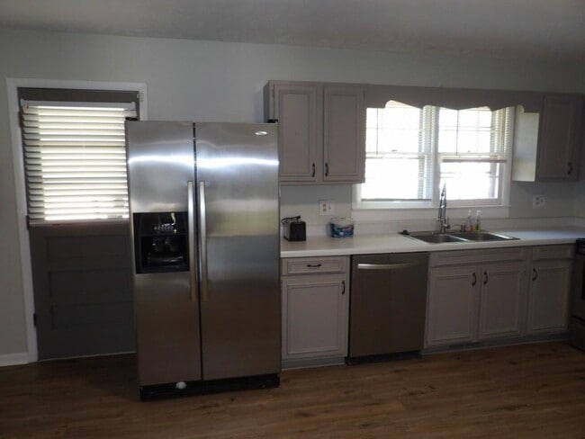 Building Photo - 917 9th Ave S