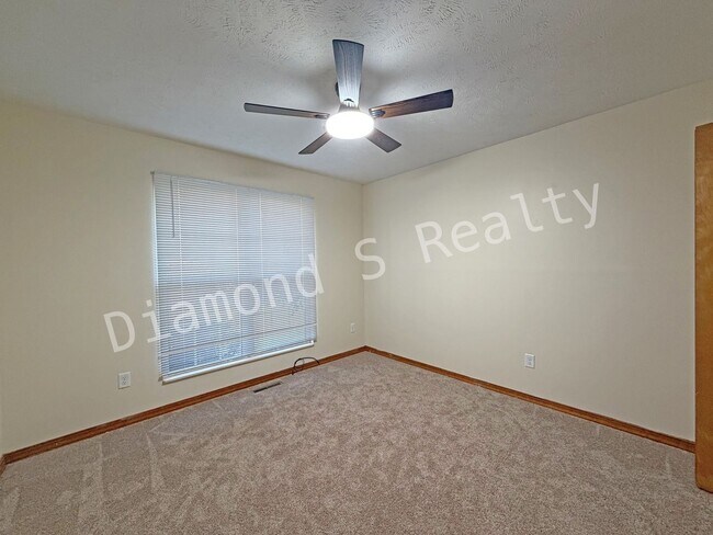 Building Photo - Charming 3 Bedroom in Desirable South Neig...