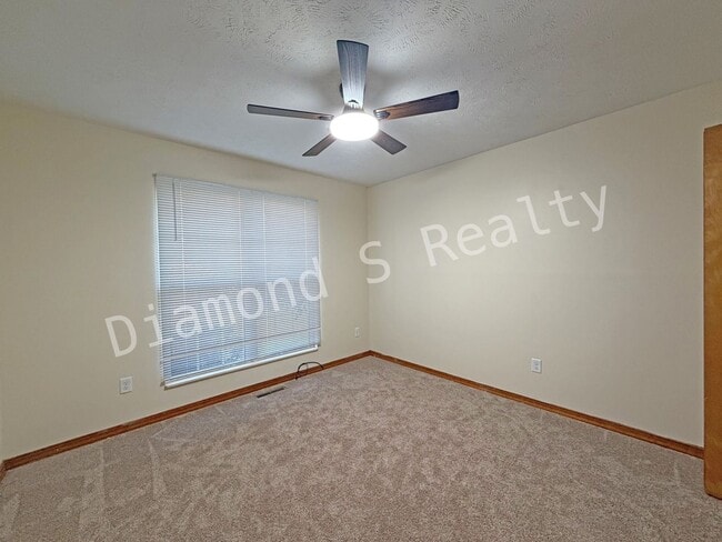 Building Photo - Charming 3 Bedroom in Desirable South Neighborhood!