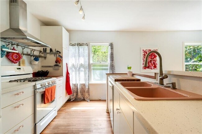 Building Photo - 4407 Lareina Dr