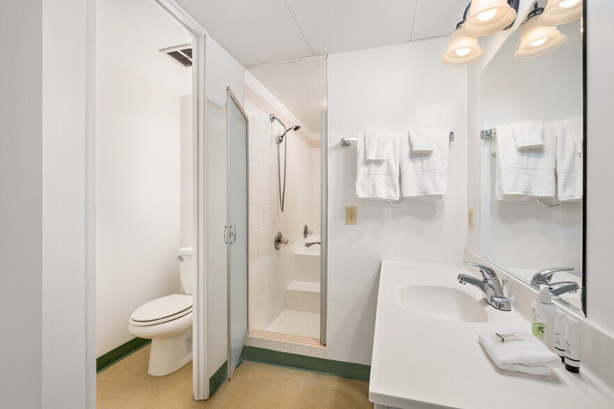 Building Photo - 2440 Kuhio Ave