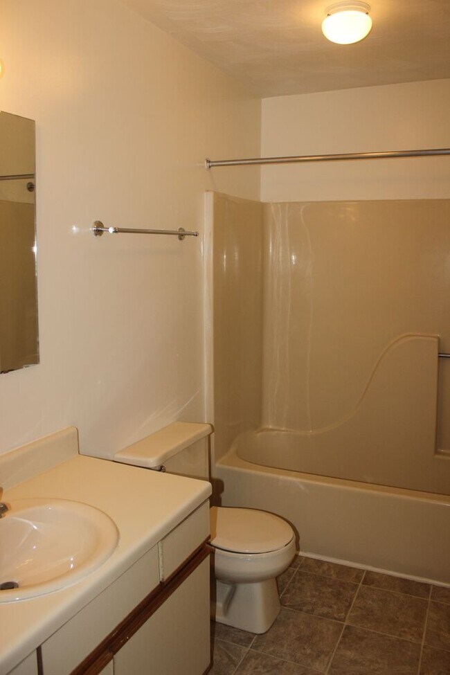 Building Photo - Rutherford Townhomes 4 Bedroom 3 Bathroom