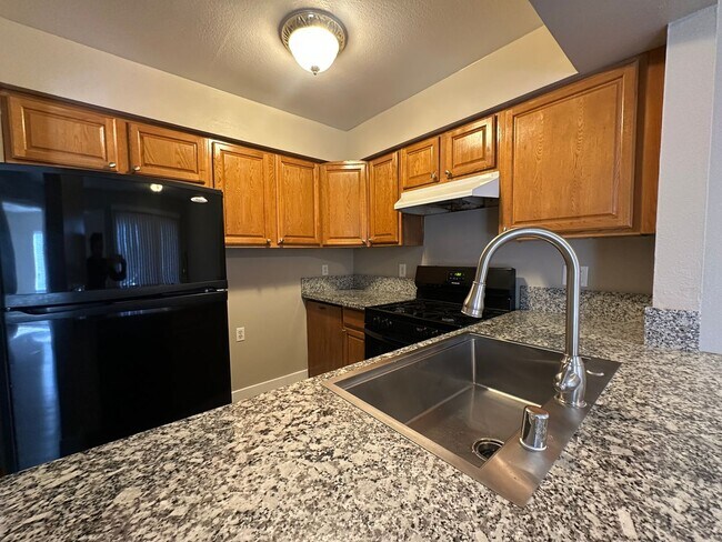 Building Photo - 2 Bedroom Upstairs Condo with Bonus Room Near UNLV!
