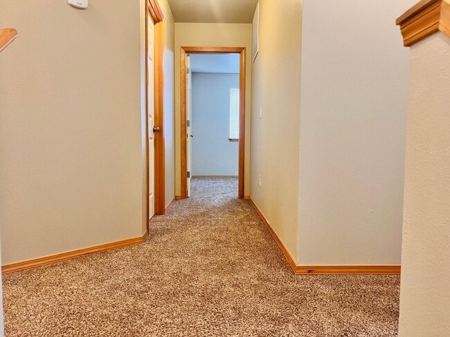 Building Photo - Enormous 4 Bed 2.5Bath + Bonus Room Great Lacey Neighborhood