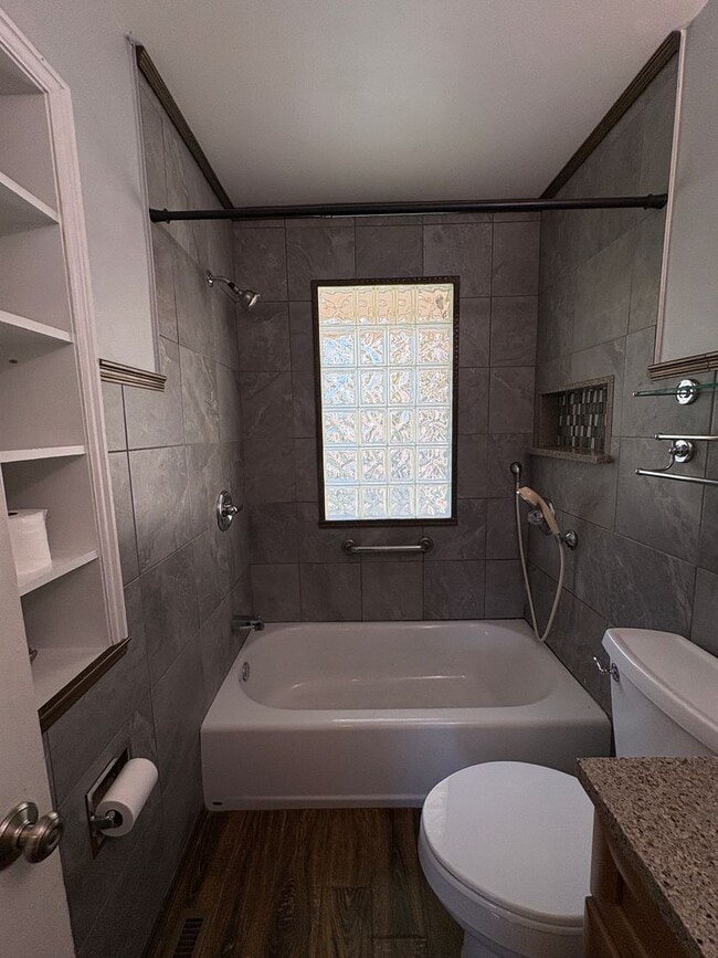 Building Photo - Move in special! 6 month lease option!