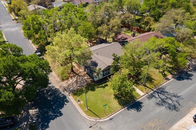 Building Photo - 2501 Redleaf Ln