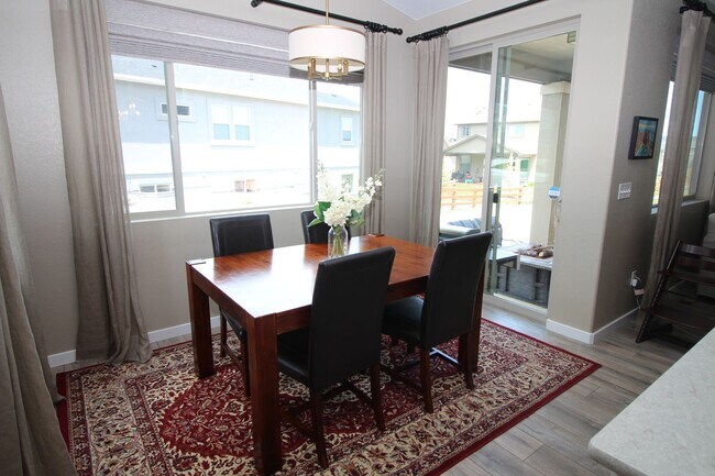 Building Photo - Amazing 4bdrm home in Forest Lakes