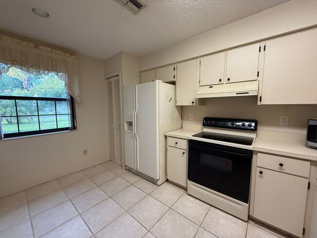 Building Photo - Spacious 2 bedroom, 2 bathroom home