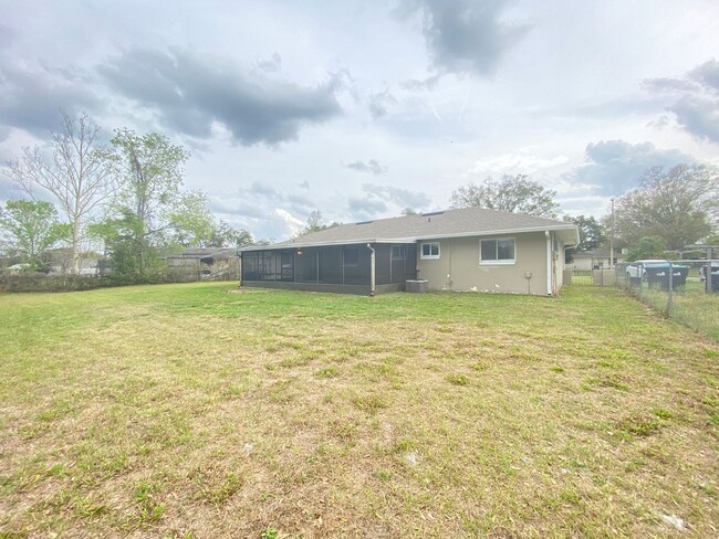 Building Photo - 3 Bed / 2 bath / 1 Car Garage Home with La...