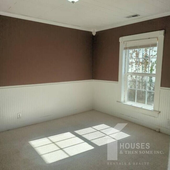 Building Photo - 108 Davis St