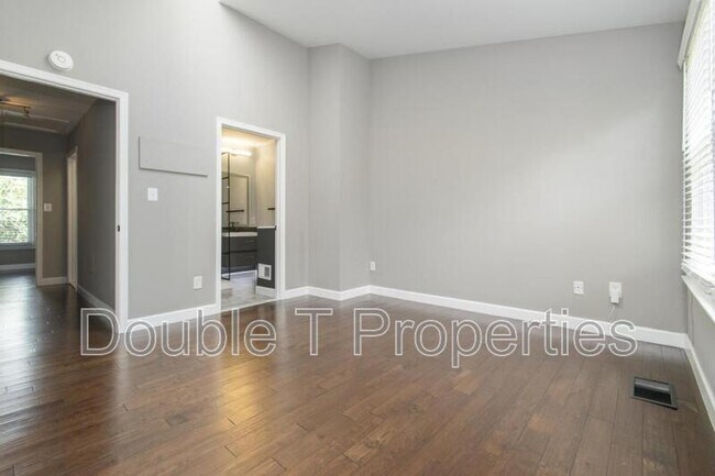 Building Photo - 922 South Paca St
