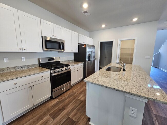 Building Photo - 5 Bedroom/ 2.5 Bath in Waterfall Village