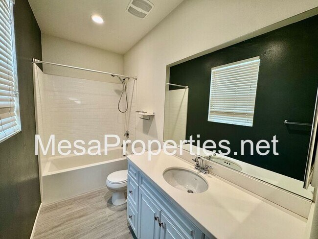 Building Photo - 3134 E La Avenida Dr